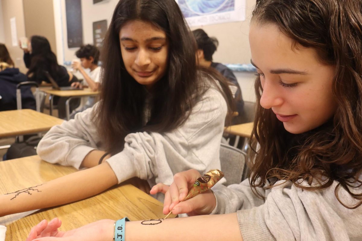 India Logan '31 and Saira Gupta '31 doing henna