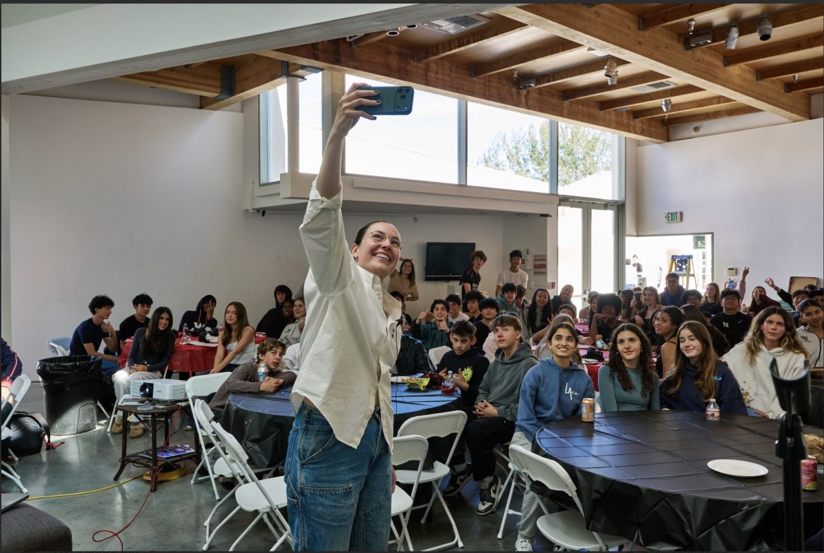 Mackenzie Calle poses for a selfie with attendants of the workshop.